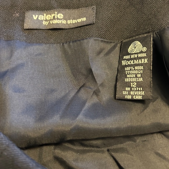 Valerie by Valerie Stevens black and red wool wrap skirt, size 12 - Picture 5 of 6